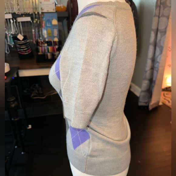 Banana Republic (XS) Grey Short Sleeve Sweater with Purple Pattern - Picture 3 of 5